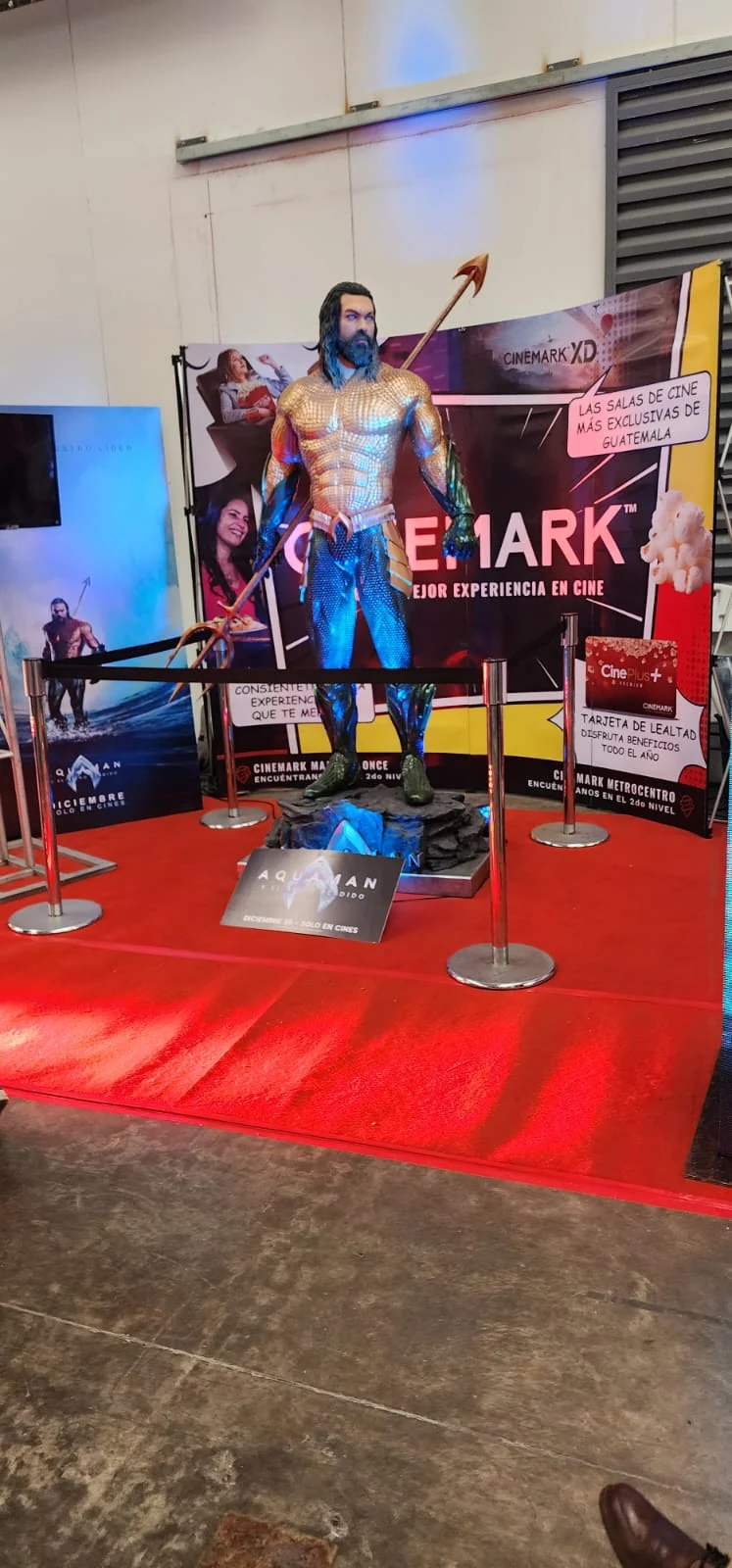 Exhibición de Aquaman junto a materiales de Cinemark